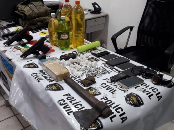 Materiais apreendidos durante operação que deixou cinco suspeitos mortos na manhã desta quarta-feira (10) região metropolitana de Natal — Foto: Klênyo Galvão/Inter TV Cabugi