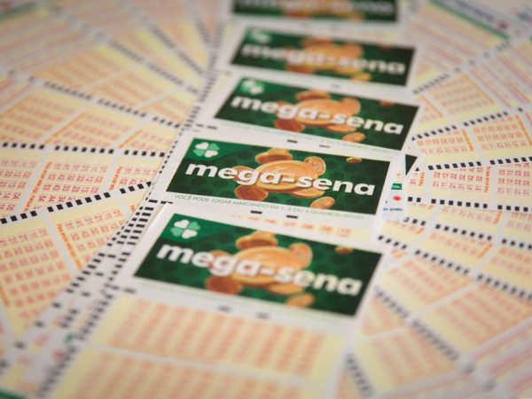 Mega-Sena acumula e prêmio vai a R$ 6 milhões (Foto: Marcelo Brandt/G1)
