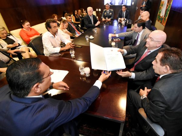 O texto foi entregue ao presidente Ezequiel Ferreira pelo Chefe da Casa Civil, Raimundo Alves — Foto: Eduardo Maia