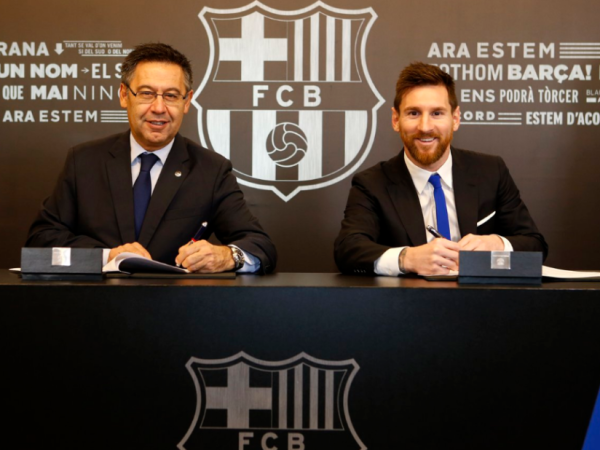 Ao lado do presidente Bartomeu, Messi assinou seu novo contrato com o Barça (Foto: Miguel Ruiz/Barcelona)