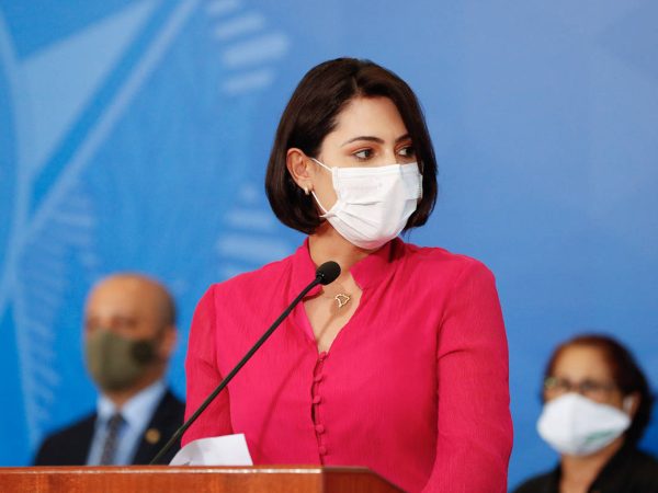 Exame da primeira-dama deu positivo depois do presidente ter anunciado que se curou da doença — Foto: Alan Santos/PR