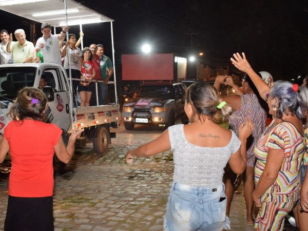 A mobilização foi comandada pelo prefeito Dr. Gustavo Soares e o deputado estadual candidato à reeleição George Soares (Foto: Divulgação)