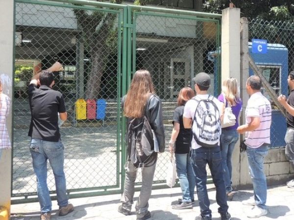 Estudantes chegam atrasados à prova do Enem em Mogi das Cruzes (SP) (Foto: Gladys Peixoto / G1)