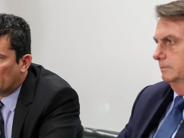 Sergio Moro (E), ex-ministro da Justiça, e Jair Bolsonaro (D), presidente da República — Foto: Marcos Correa