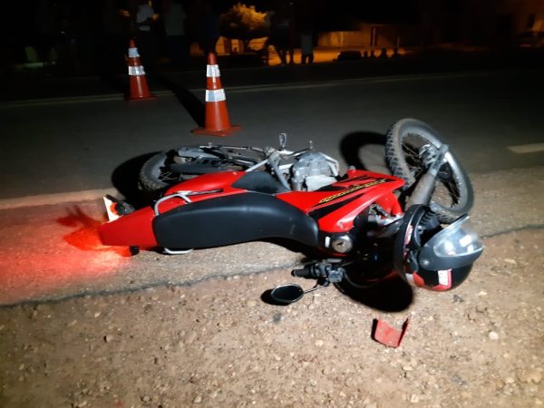 Motocicleta ficou no chão após atropelamento na BR-405, em Mossoró, no Oeste potiguar — Foto: Divulgação/PRF
