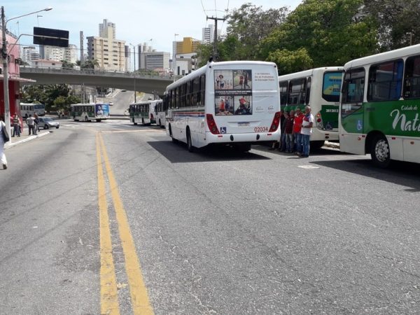 Motoristas de ônibus fazem uma paralisação em frente ao sindicato da categoria, em Natal — Foto: Klênyo Galvão/Inter TV Cabugi