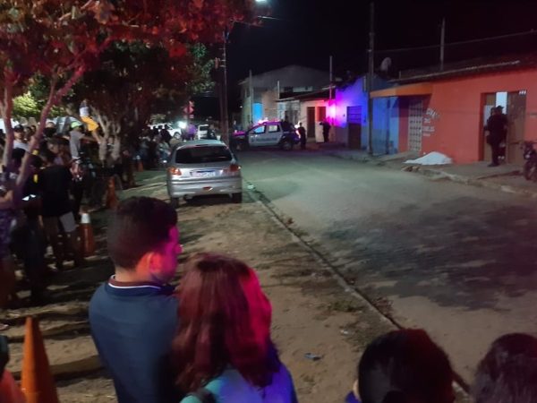 Mulher foi morta a tiros na frente da casa em que morava a mãe dela, na Zona Norte de Natal — Foto: Sérgio Henrique Santos/Inter TV Cabugi