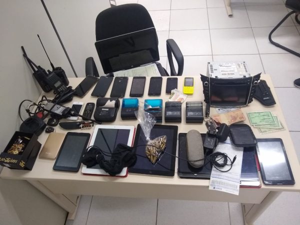 Munições de pistola calibre 380, celulares, tablets e documentos falsos foram encontrados na casa de homem em Extremoz, na Grande Natal — Foto: Sérgio Henrique Santos/Inter TV Cabugi