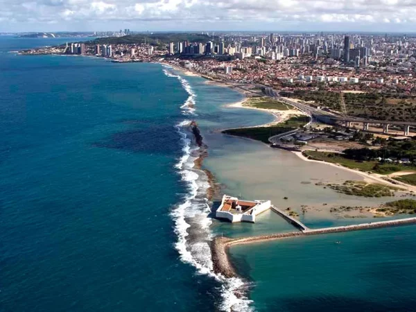 Imagem aérea mostra a imponência da Fortaleza dos Reis Magos, na praia do Forte, na zona Leste de Natal — Foto: Canindé Soares/G1