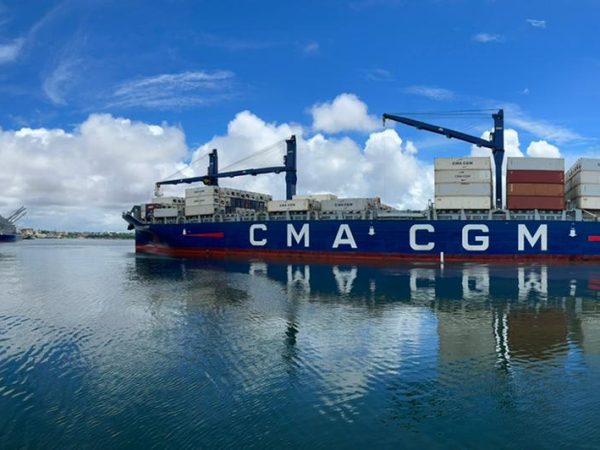 O navio CMA CGM SINNAMARY atracou no início da manhã deste sábado (27). — Foto: Divulgação/CODERN
