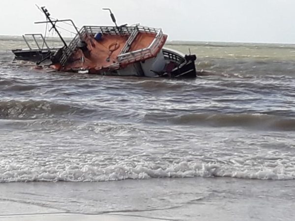 Barco que sofreu acidente de navegação na costa do RN é encontrado em praia no litoral Norte — Foto: Redes Sociais
