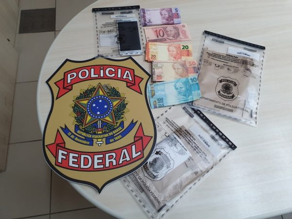 Polícia Federal prendeu homem com quase R$ 1 mil em notas falsas — Foto: Divulgação/PF