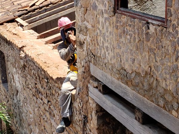 Os turistas, mesmo com o acesso proibido, procuram chegar o mais perto e registrar esse prédio histórico - Foto: João Vital