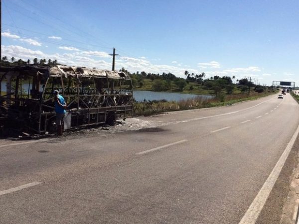 Micro-ônibus foi incendiado no dia 29 de julho de 2016 — Foto: Heloísa Guimarães/ Inter TV Cabugi
