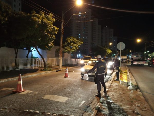 Operação Lei Seca flagrou 50 motoristas dirigindo embriagados em uma blitz montada na madrugada deste sábado (25) na Avenida Abel Cabral, em Parnamirim — Foto: Divulgação/Lei Seca