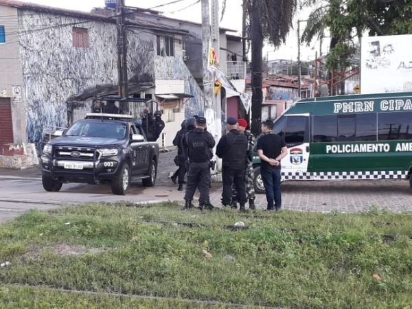 Operação foi deflagrada na manhã desta terça (30) para combater crimes cometidos em Natal por ordem de preso do RJ — Foto: Klênyo Galvão/Inter TV Cabugi