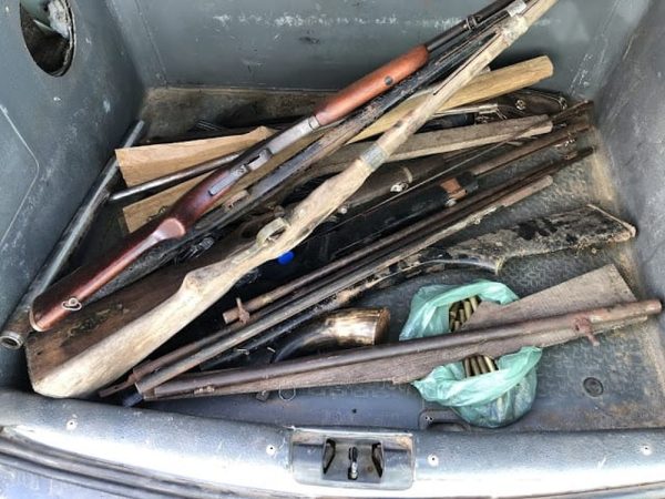 Fábrica de armas foi encontrada em um local alvo de mandado — Foto: MP/Divulgação