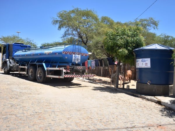 Oito caminhões-pipa irão distribuir cerca de 70 mil litros de água em cisternas espalhadas na cidade - Divulgação