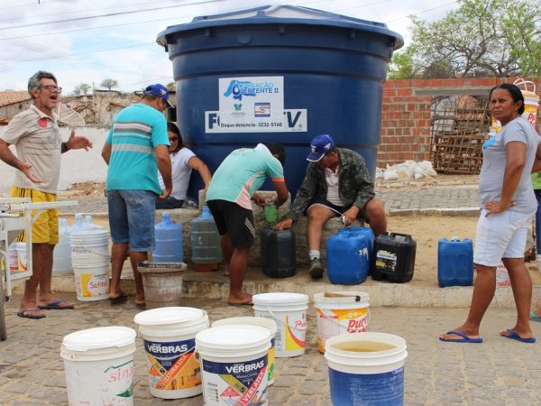 Com as torneiras vazias, moradores de mais de 90 municípios do estado precisam recorrer a fontes alternativas de água — Foto: Anderson Barbosa/G1