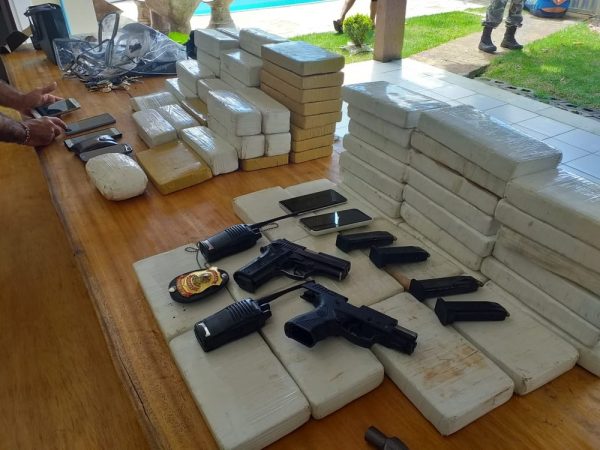 PF apreendeu droga, armas e carros com apoio do Bope em Parnamirim, RN — Foto: Divulgação/PM