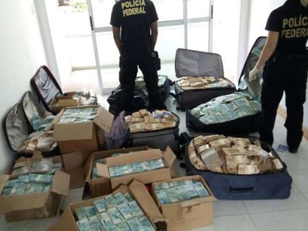PF encontra malas de dinheiro em endereço em Salvador que segundo investigações seria usado como 