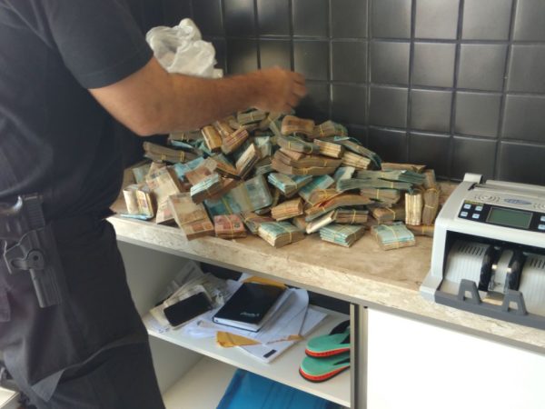 Dinheiro foi encontrado no fundo falso de um armário (Foto: PF/Divulgação)
