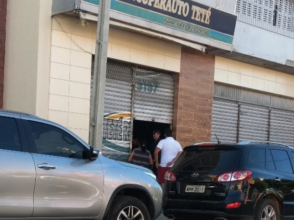 PMs no interior de loja alvo da Operação Recovery em Caicó –
(Foto: Sidney Silva)