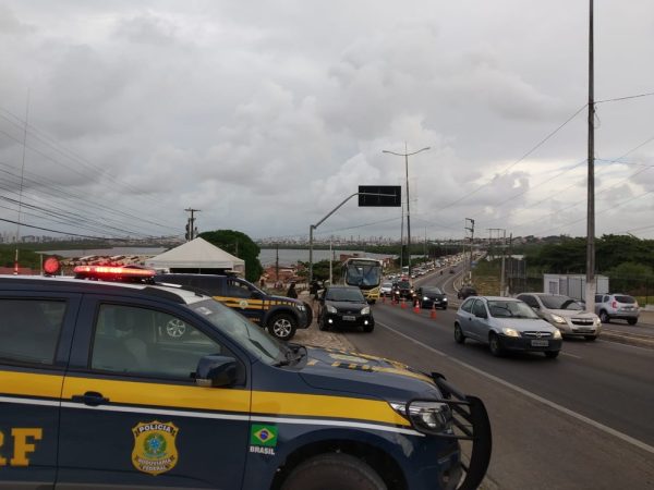Polícia Rodoviária Federal em blitz na BR-101 na Zona Norte de Natal (arquivo) — Foto: PRF/Divulgação