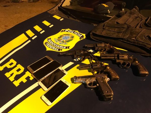 Quatro homens foram presos pela PRF com armas e um carro roubado na Grande Natal — Foto: PRF/Divulgação