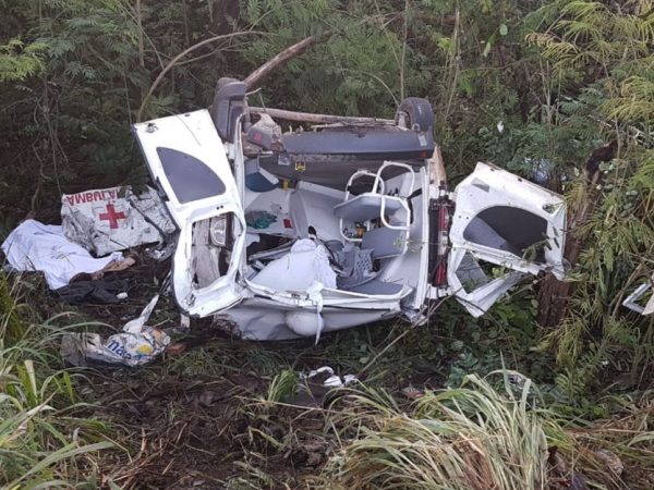 Durante acidente, carga de produto tóxico ficou espalhado pela pista e foi preciso interditar a rodovia — Foto: PRF/Divulgação