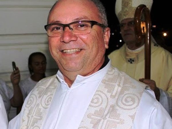 Padre Roberto Carlos Nunes, de 54 anos, morreu com coronavírus em Recife — Foto: Cedida