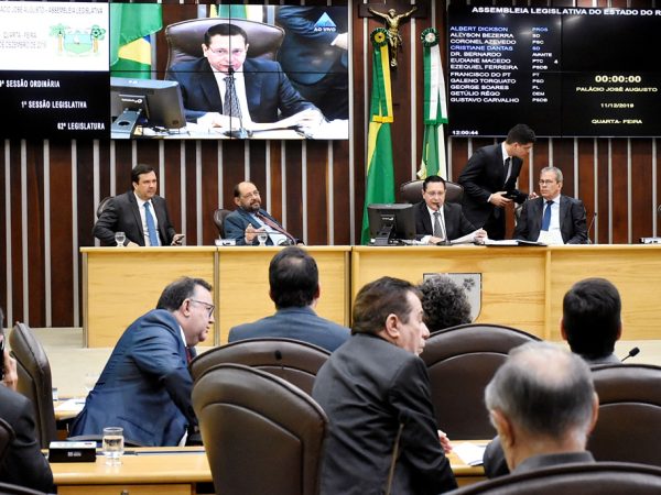 O debate em Plenário foi acirrado com posicionamentos à legalidade da aprovação da matéria em regime de urgência — Foto: João Gilberto
