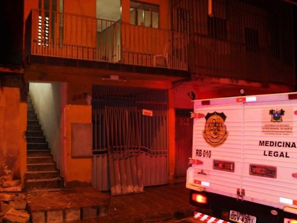 Segundo a Polícia Militar, os assassinos quebraram um portão que dá acesso à residência, que fica no primeiro andar do imóvel, a depois arrombaram a porta da casa — Foto: Marcelino Neto/O Câmera