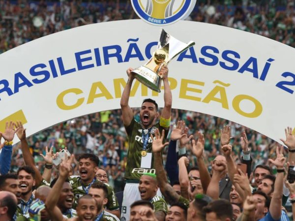 Palmeiras levanta o troféu do título do Campeonato Brasileiro (Foto: Sergio Barzaghi/ Gazeta Press)