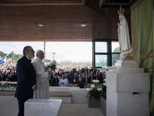 Fabrizio Soccorsi, médico do papa Francisco, durante evento com o pontífice no Santuário de Fátima em 2017 — Foto: Vatican News