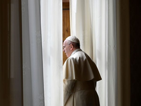 Francisco permanece internado em Roma, onde rezou neste domingo. — Foto: © Reuters/Vaticano
