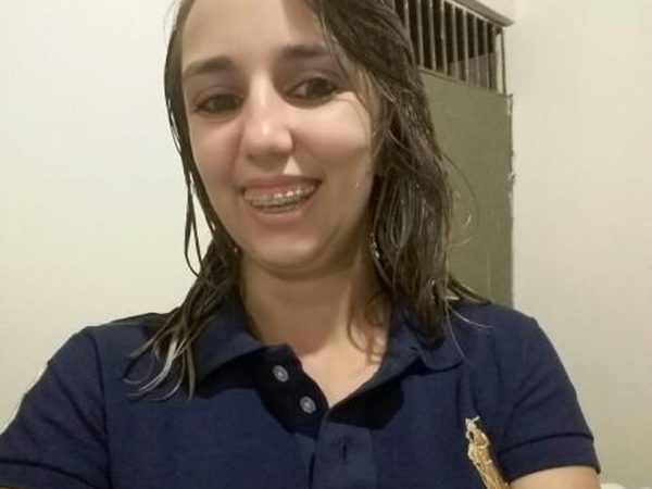 A vítima foi identificada como Paula Monique Carvalho Paiva — Foto: Redes sociais