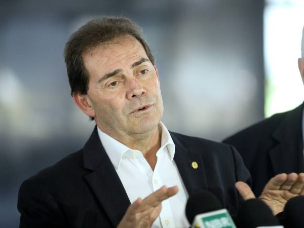 Seis partidos já confirmaram apoio à pré-candidatura de Fábio Dantas ao Governo do Estado. — Foto: Alan Marques/Folhapress