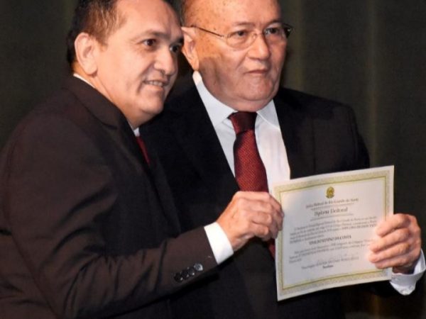 Ex-vereador Paulo Roque e Vivaldo Costa durante a diplomação do parlamentar para a atual legislatura — Foto: Divulgação