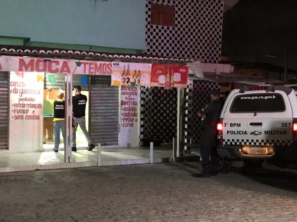 Peritos da Polícia Civil foram ao local do crime na noite desta terça (28), em Parnamirim, para dar início às investigações — Foto: Sérgio Henrique Santos/Inter TV Cabugi