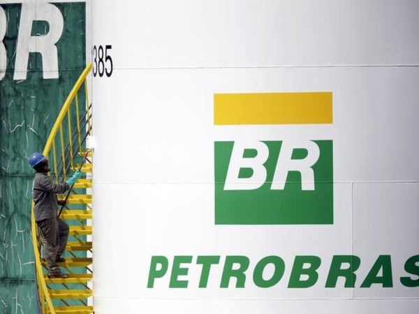 Funcionário pinta tanque da Petrobras em Brasília (Foto: Reuters/Ueslei Marcelino)