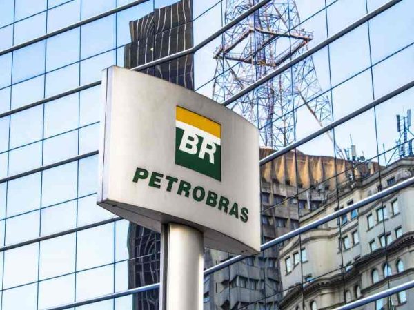 Uma faixa com o dizer 'Petrobras Fica - se você deixar, vai acabar' foi estendida nos Arcos da Lapa, no Centro do Rio — Foto: © null