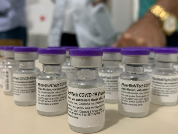 Doses de Pfizer: bula indica possibilidade de vacinação com 21 dias de intervalo — Foto: Divulgação/Juliane Araújo