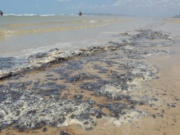 Manchas de petróleo cru atingiram as praias do RN — Foto: José Aldenir / Agora RN