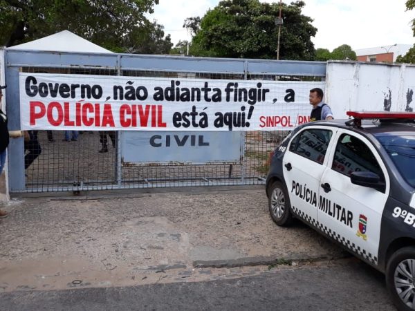 Policiais Civis durante protesto pelo pagamento do 13º salário de 2017 — Foto: Thyago Macedo/Sinpol/Divulgação