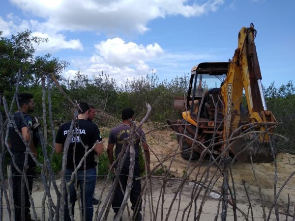 Policiais civis usaram escavadeira para encontrar corpo de homem que foi assassinado em dezembro em São Miguel do Gostoso — Foto: Divulgação/Polícia Civil