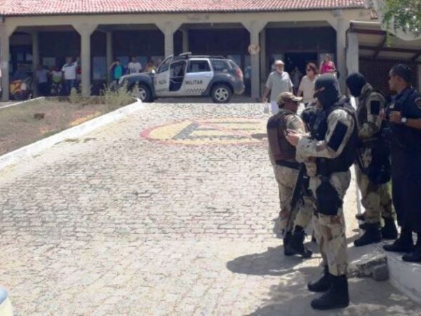 Policiais militares ainda socorreram as vítimas para o Hospital Regional – (Foto: Cardoso Silva)