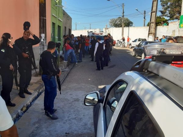 Policial militar da reserva foi morto a tiros na rua Rafael Fernandes, no bairro Alecrim, Zona Leste de Natal. — Foto: Sérgio Henrique Santos/Inter TV Cabugi