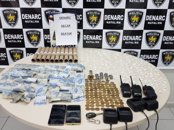 Polícia Civil encontrou porções de cocaína, dinheiro, rádios comunicadores, celulares e fogos de artifício — Foto: Divulgação/Polícia Civil