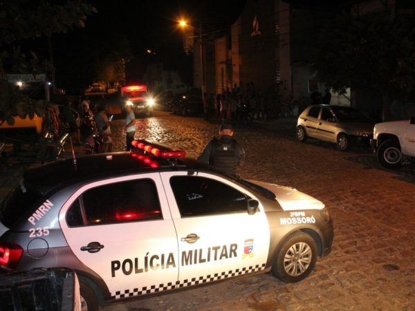 Polícia Militar foi ao local do crime em Mossoró, nesta terça (15). Caso será investigado pela Polícia Civil — Foto: Marcelino Neto/O Câmera
